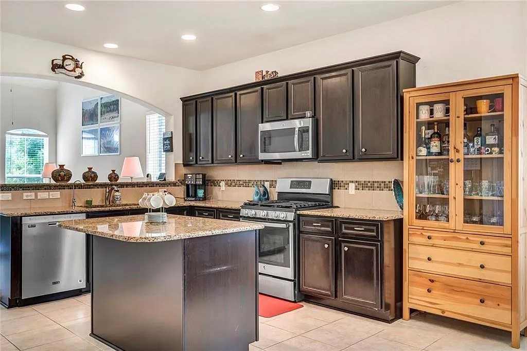 4 bed, 2474 sqft, $2,195 — Photo 2