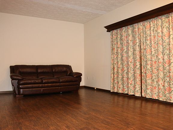 3rd image of 1307 Harewood Sq