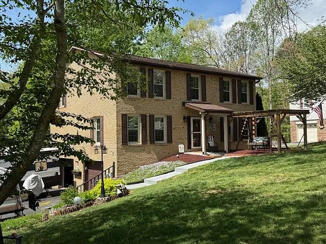 210 Redbud Dr photo 1