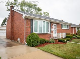 878 Champaign Rd, Lincoln Park, MI 48146