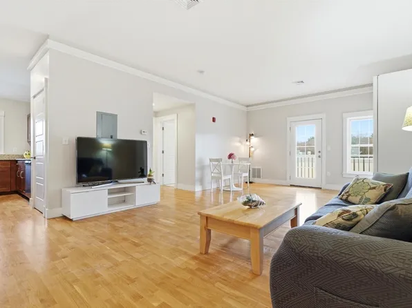 54 Loomis St Unit 2205, Bedford, MA 01730