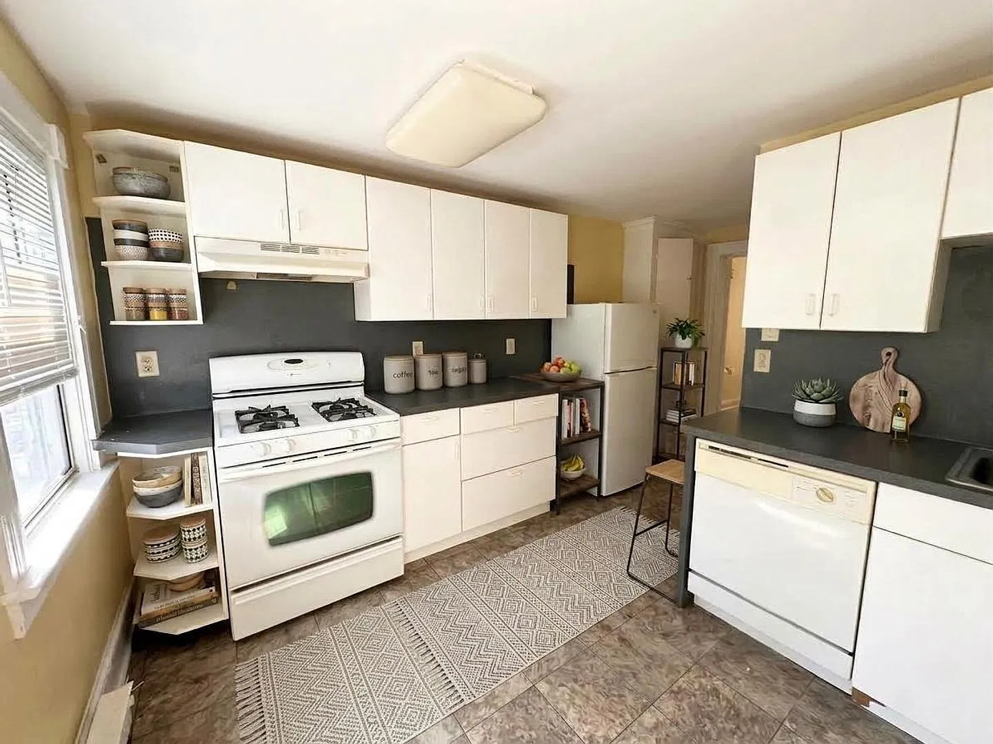 222 E Clay St — Photo 4