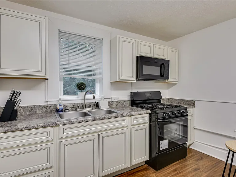 714 Hickman Rd — Photo 44
