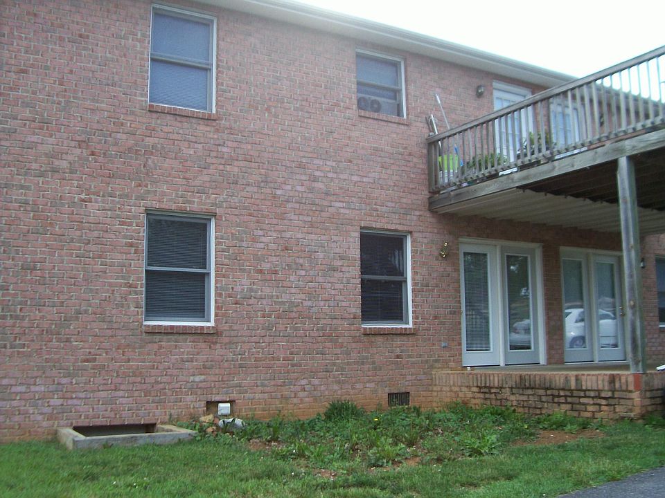 2nd image of 1121 Blue Ridge Dr APT D