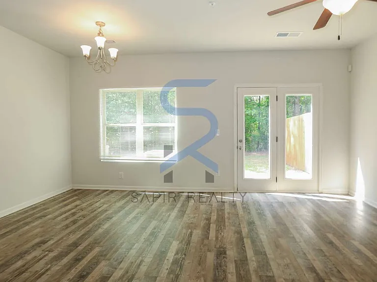 1545 Iris Walk — Photo 2