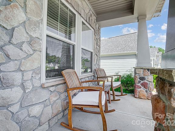 3rd image of 1043 Amberley Crossing Dr