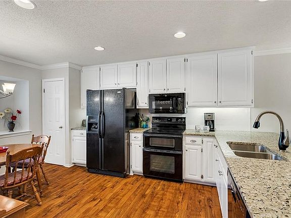 5th image of 3854 Williamsburg Cir