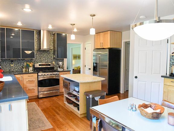 3rd image of 6689 Burlington Dr