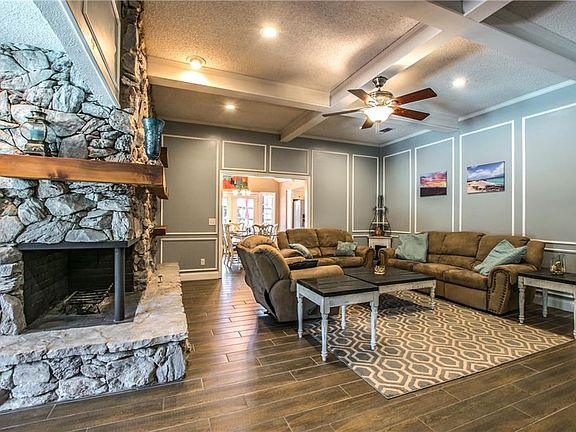 3rd image of 2825 Las Palmas Ln