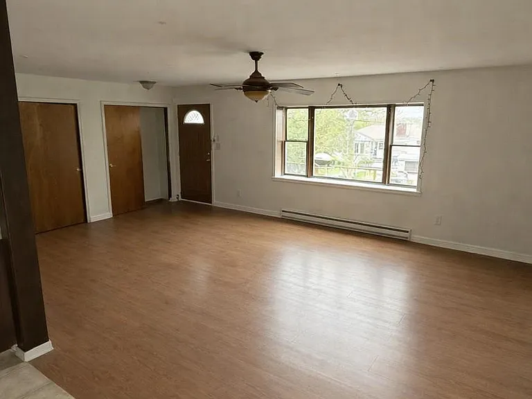 180 Winston Dr — Photo 2