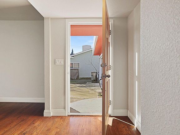 4th image of 238 Oak Ave