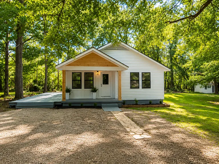 40 Abbey Ln — Photo 2