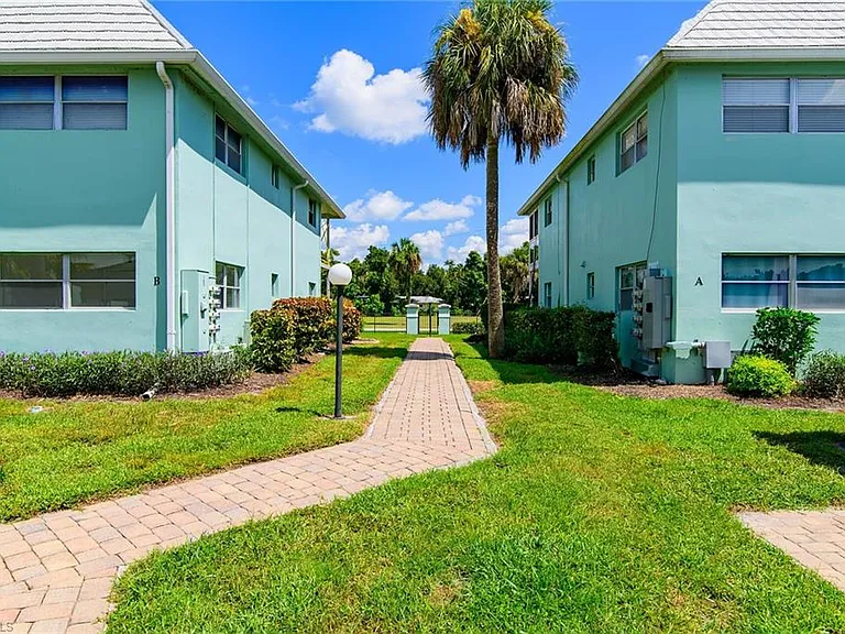 3225 E Riverside Dr — Photo 19