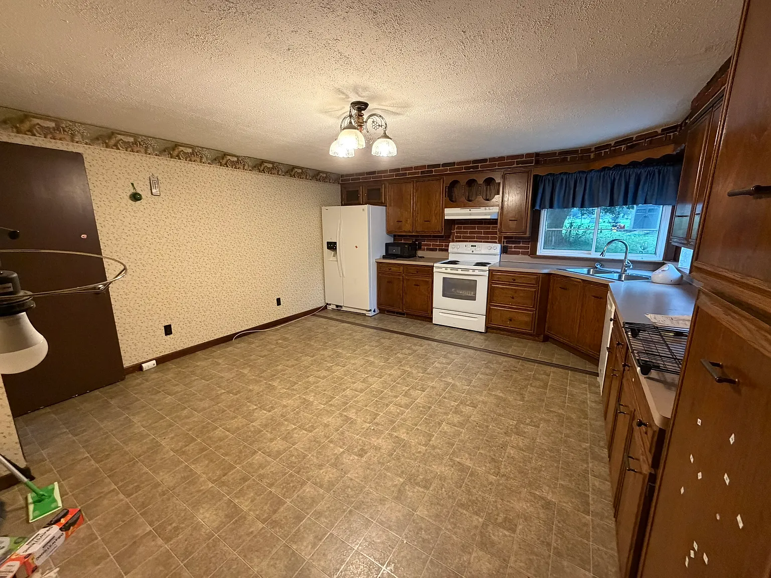 3 bed, 1056 sqft, $2,100 — Photo 4