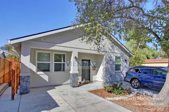 208 Manzanita Ave — Photo 1