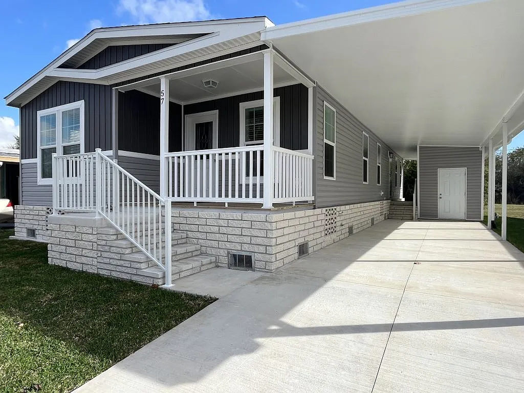 3 bed, 2.0 bath, 1290 sqft, $1,799 — Photo 1