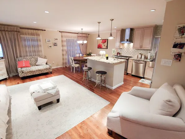 15-60 208th St #1, Bayside, NY 11360