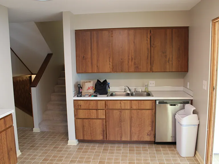 2817 Canterbury Dr — Photo 8