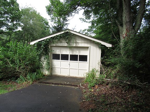 4th image of 346 Highland Cir
