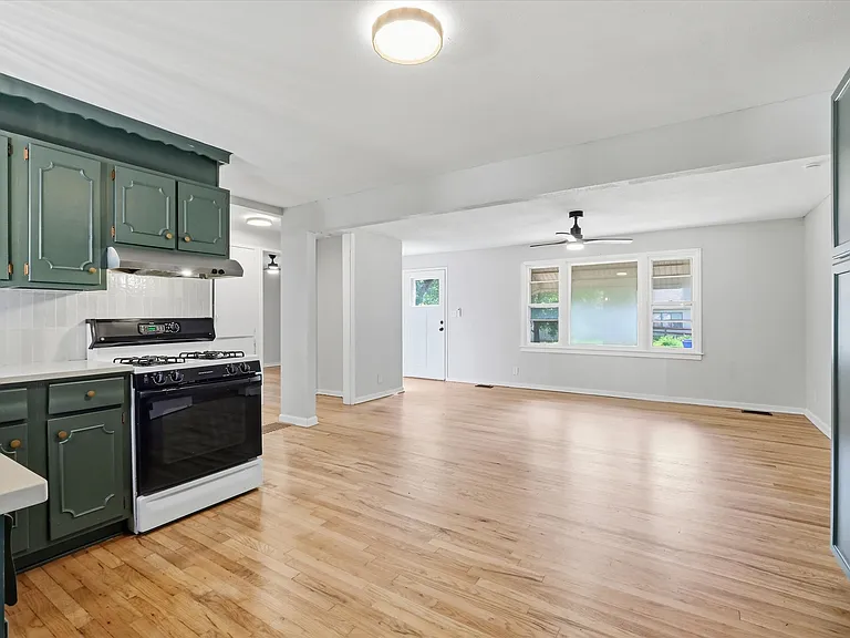 7725 Robinson St — Photo 12