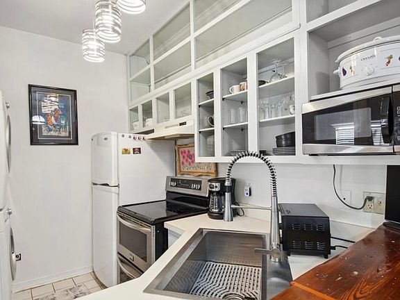 4th image of 822 Touro St APT 9