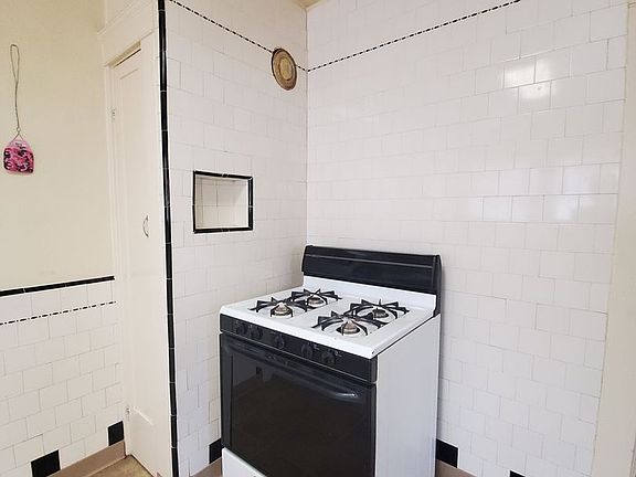 5th image of 658 Washington Ave