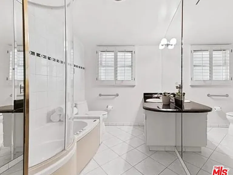 4363 Hayvenhurst Ave — Photo 49