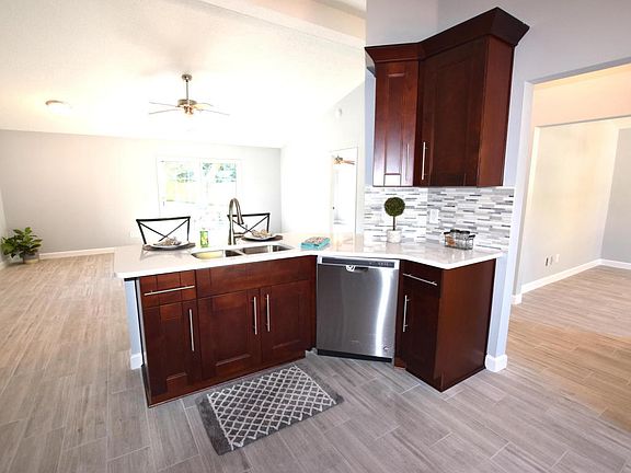 4th image of 885 Long Lake Dr
