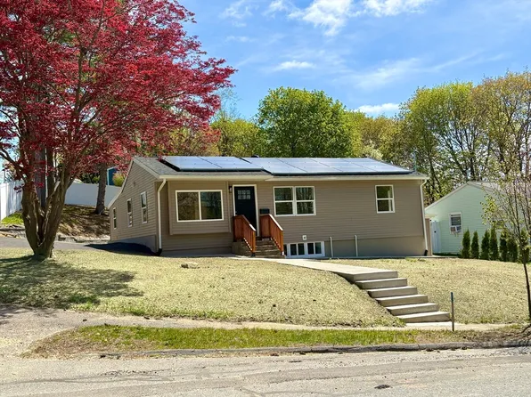8 Sussex Ln, Worcester, MA 01602