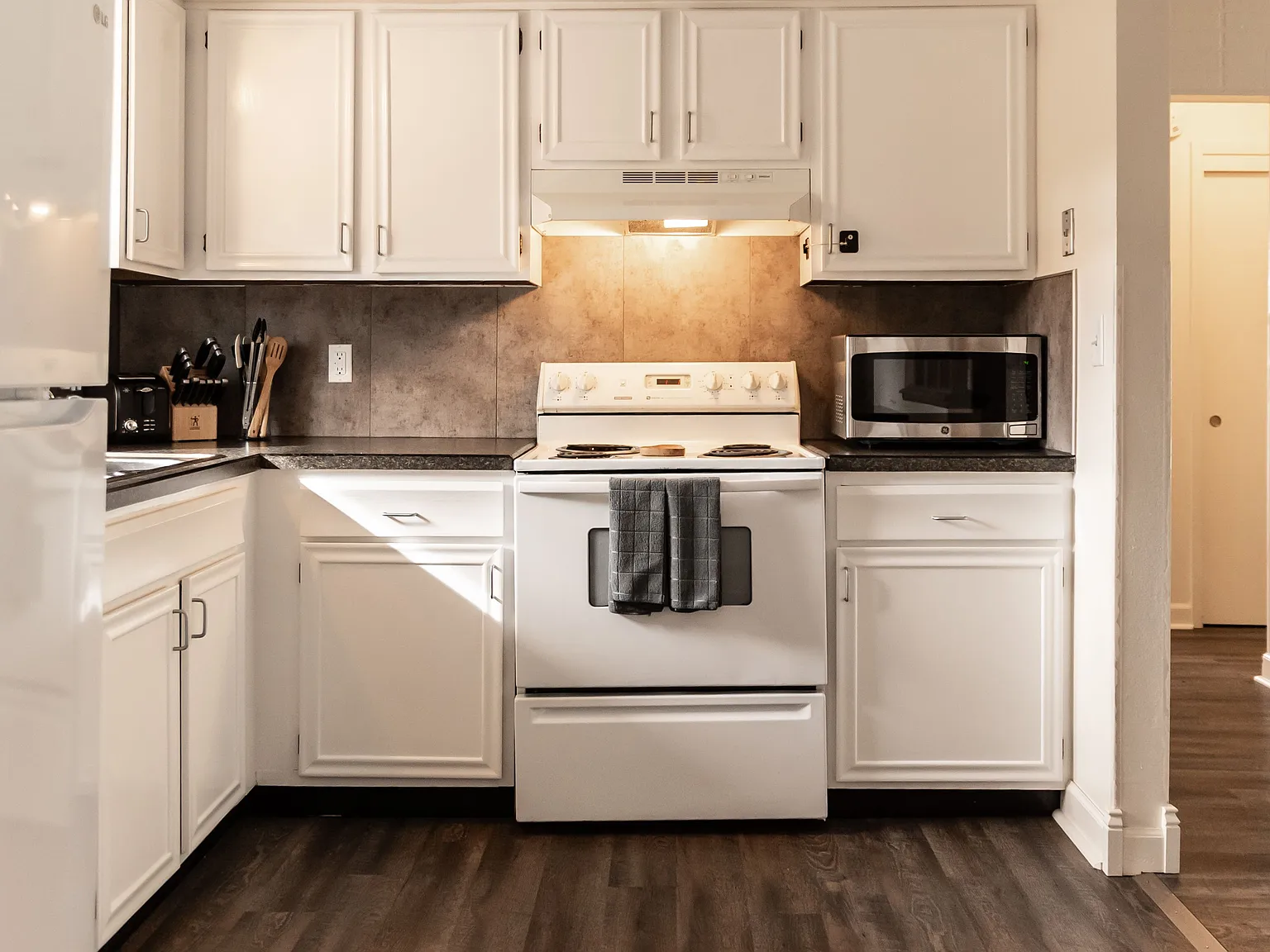 2 bed, 1.0 bath, 700 sqft, $800 — Photo 4