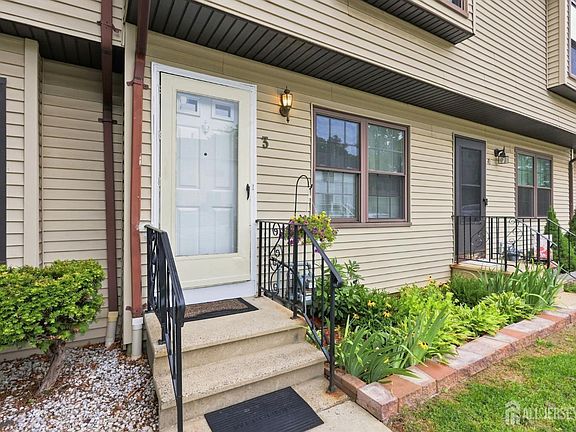 2nd image of 115 Willett Ave APT 3A