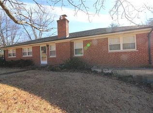 13 Hedgewood Ln, Ballwin, MO 63011