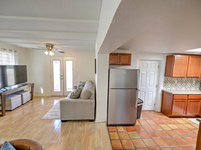 2805 E Lee St — Photo 9