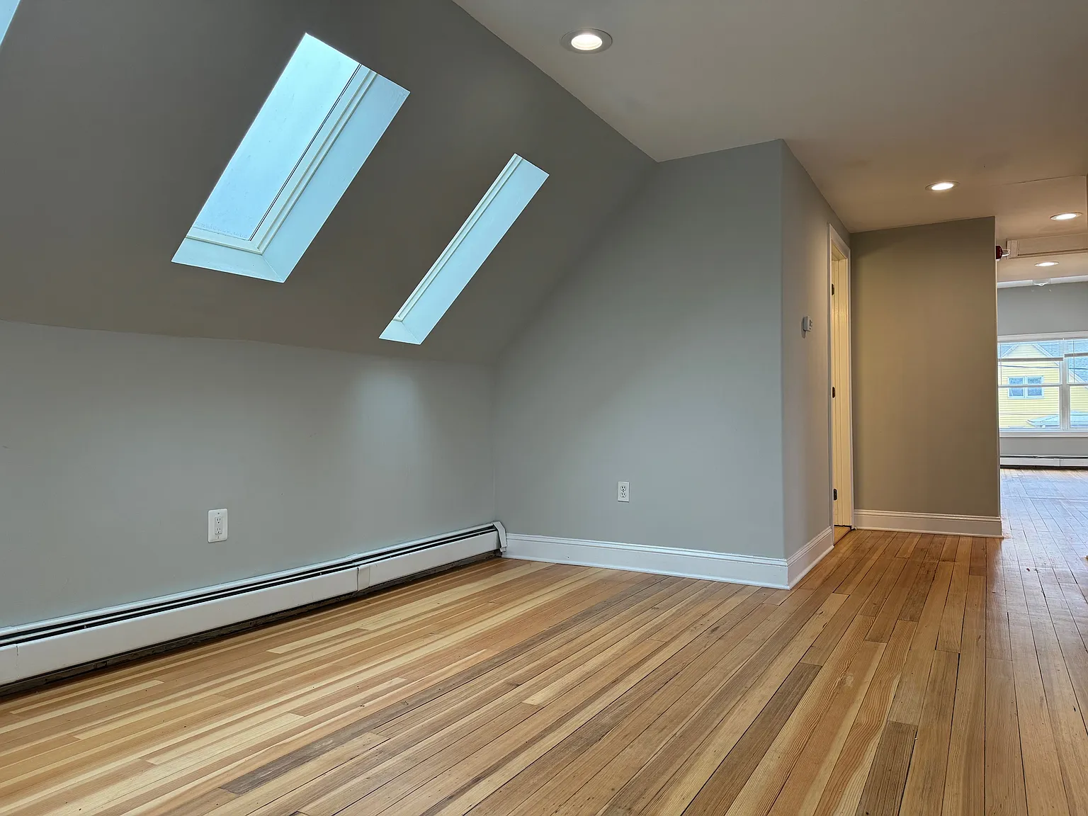 2 bed, 1300 sqft, $2,100 — Photo 4