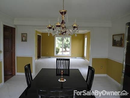 Dining room
						:
						Gold plated chandelier