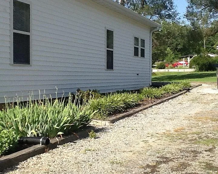 Driveway is shared with other tenants
2 vehicles per until