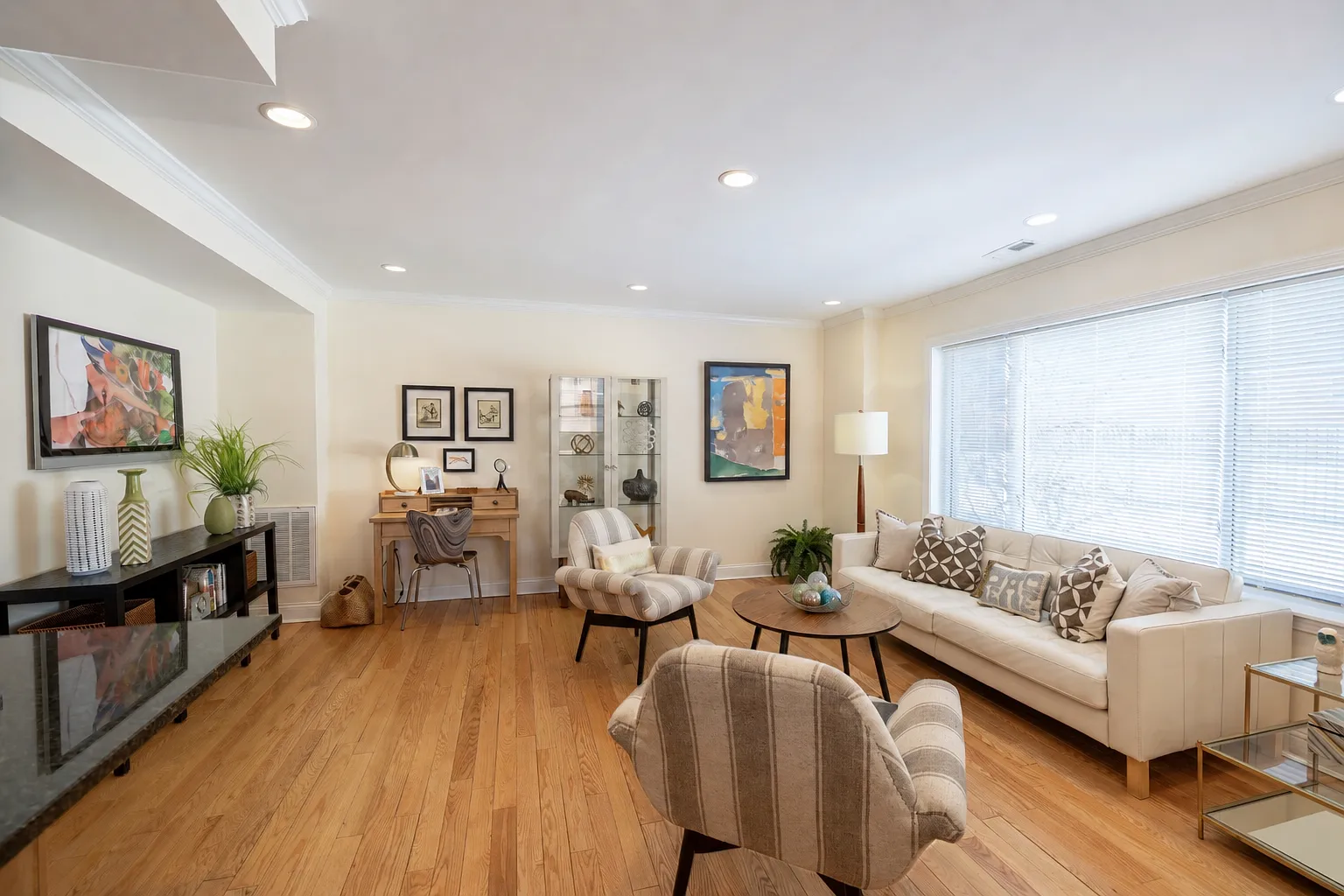 2 bed, 1.5 bath, 984 sqft, $3,665 — Photo 2