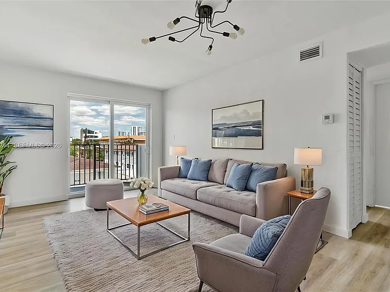 620 SW 10th St #301 — Photo 1