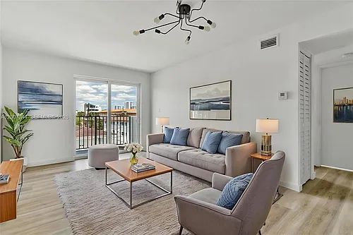 620 SW 10th St #301 Photo 1