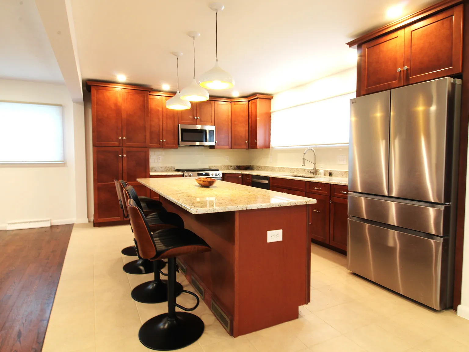 3 bed, 1948 sqft, $3,200 — Photo 2