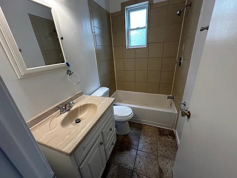 306 E St NE — Photo 31