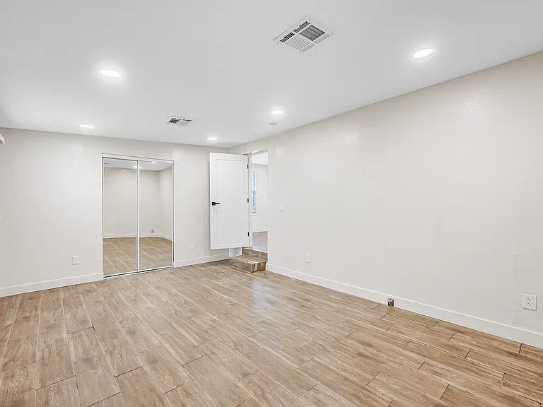750 W 1st St — Photo 12