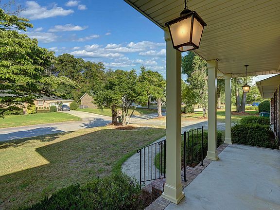 3rd image of 2043 Fairlawn Cir