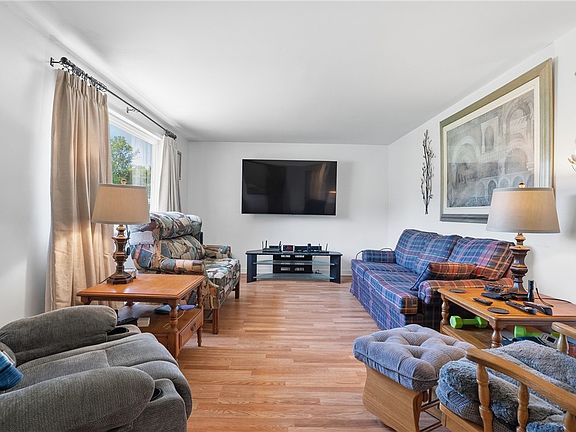 3rd image of 164 Heather Dr