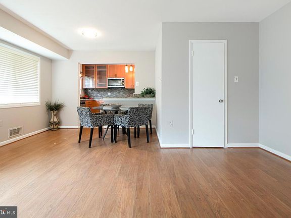 4th image of 10600 Weymouth St #W4