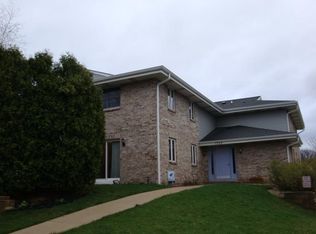 1352 Meadowcreek Dr, Pewaukee, WI 53072