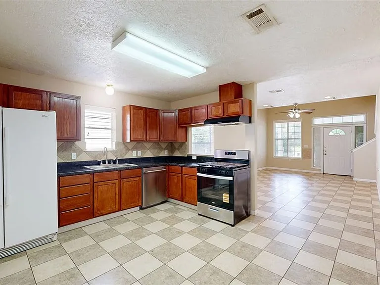 1724 Boardwalk Ct — Photo 7