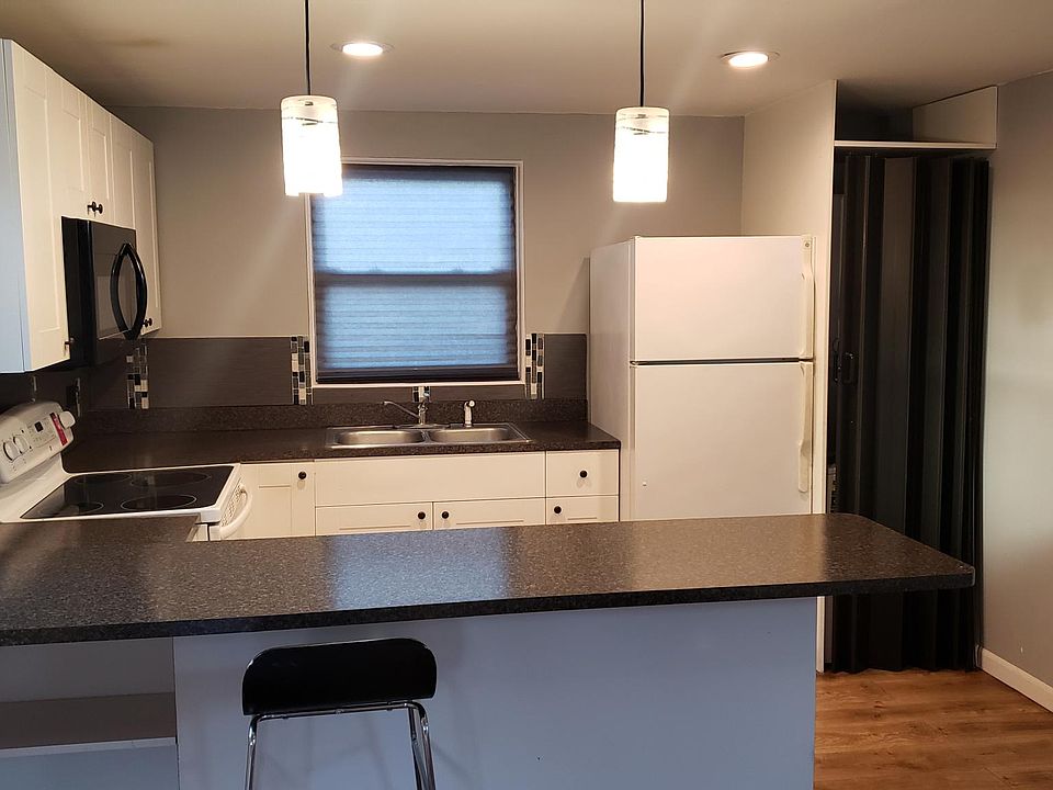 New Kitchen, eat in counter, washer and dryer