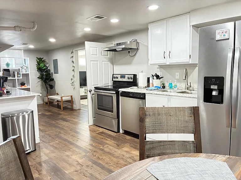 2 bed, 1.0 bath, 1024 sqft, $2,000 — Photo 59