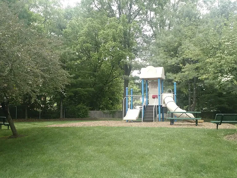 Victoria Village Apartments — Photo 22